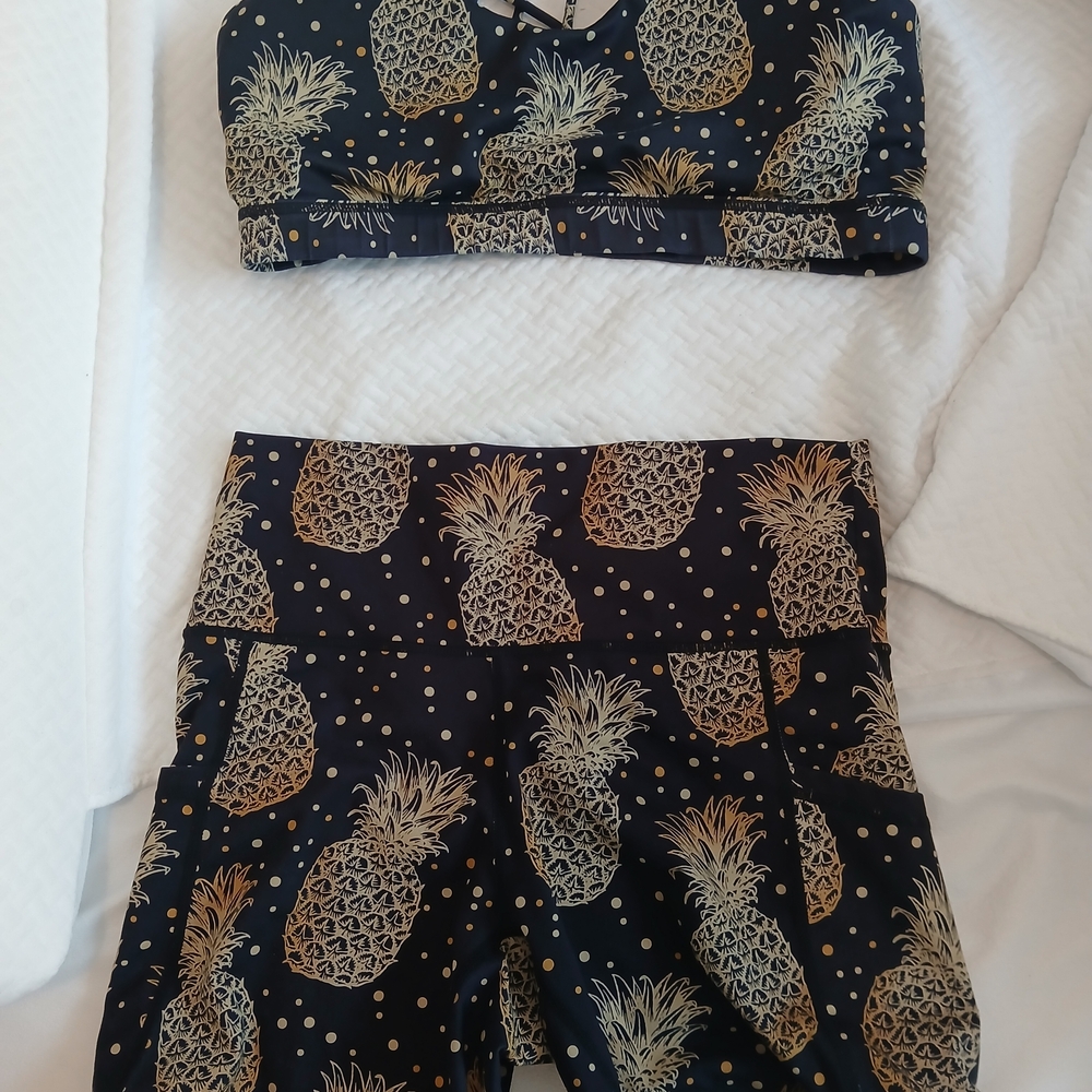 Constantly Varied Gear Pineapple Print Set - Black and Gold